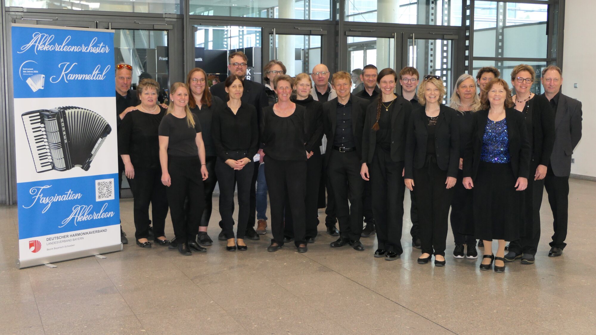 Orchester neben Banner