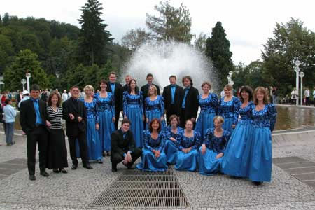 Orchester vor dem Brunnen